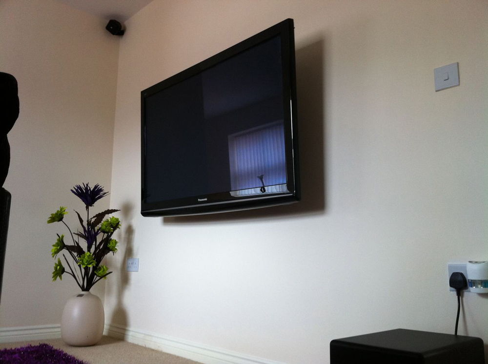 Как прикрепить телевизор к стене без кронштейна