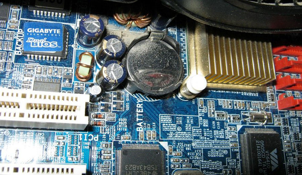 kak zamenit batarejku na materinskoj plate kompyutera