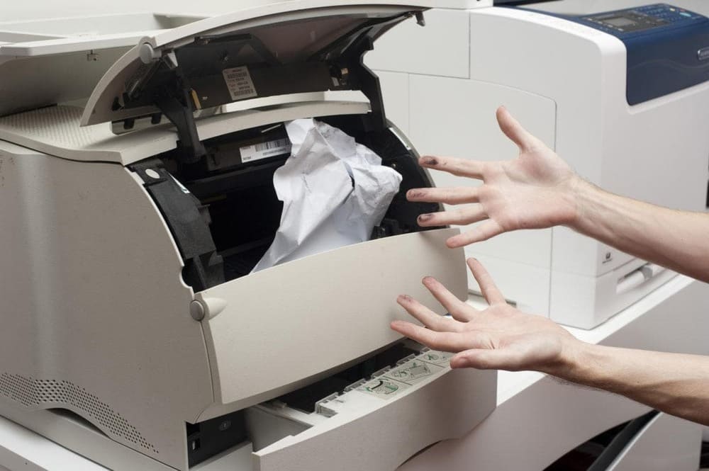 Принтер зажевал бумагу Как исправить проблему с принтером который зажевывает бумагу