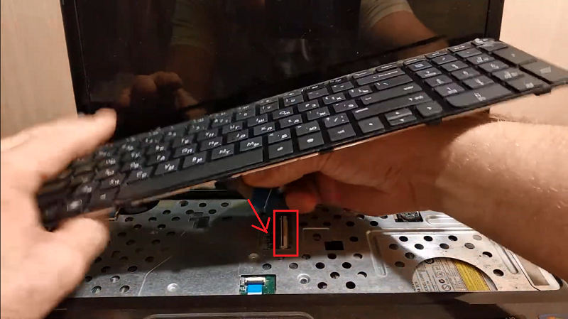 Подсоединение шлейфа новой клавиатуры