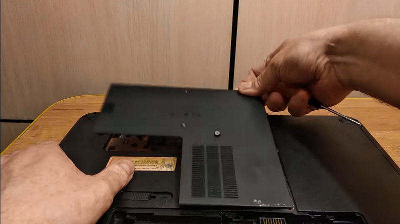 Снятие задней крышки ноутбука HP