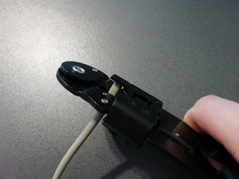 Зачистка кабеля на 2-3 сантиметра